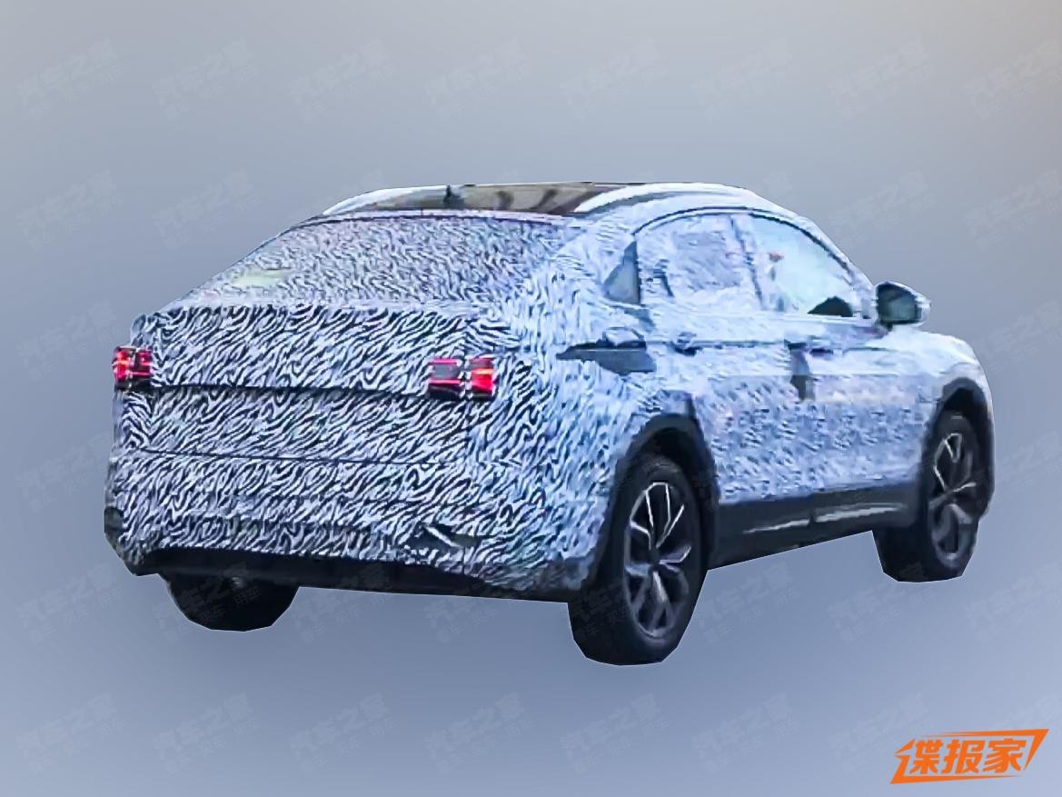 Vw Tiguan Coupe de traseira camuflado deixa à mosta o caimento acentuado da terceira coluna e o spoiler na tampa do porta-malas