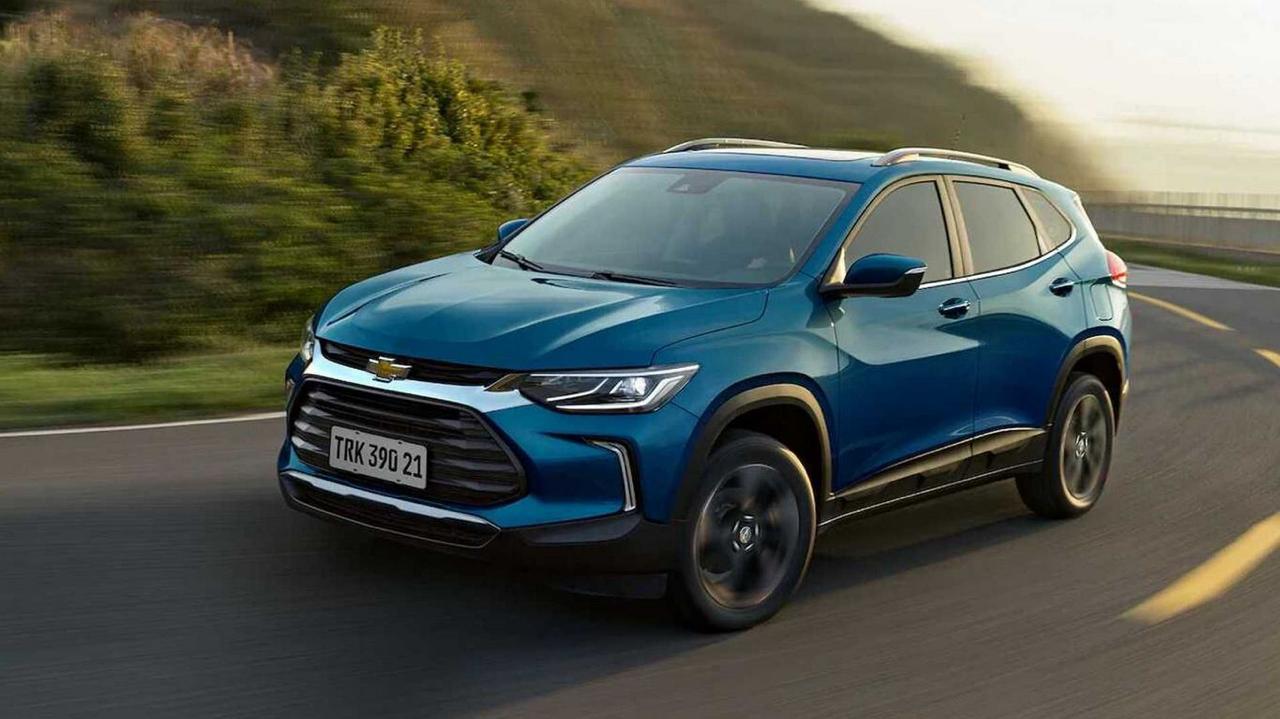 Chevrolet Tracker azul em nova geração em movimento na estrada