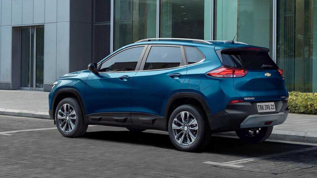 Chevrolet Tracker azul estacionado em frente a prédio visto d etraseira