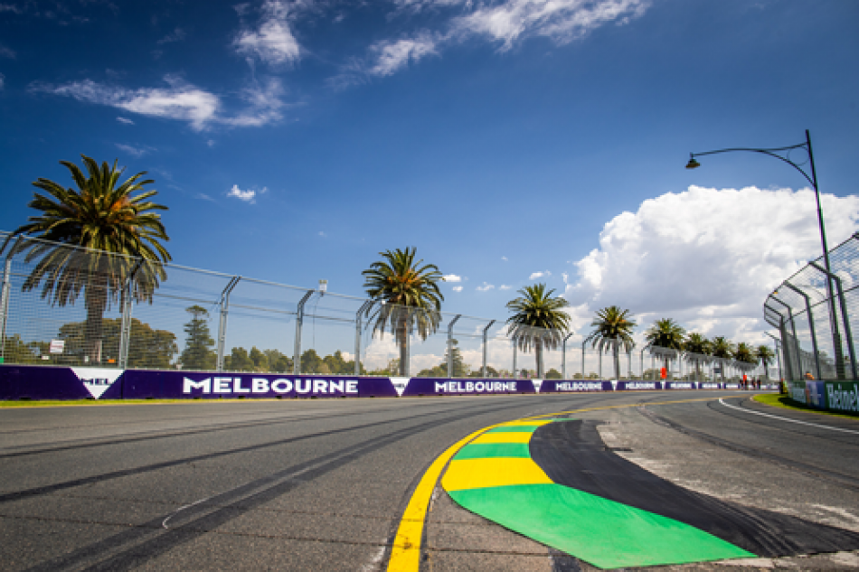 Foto mostra curva sem carros e com a zebra verde e amarelo do circuito Albert Park, em Melbourne, na Austrália
