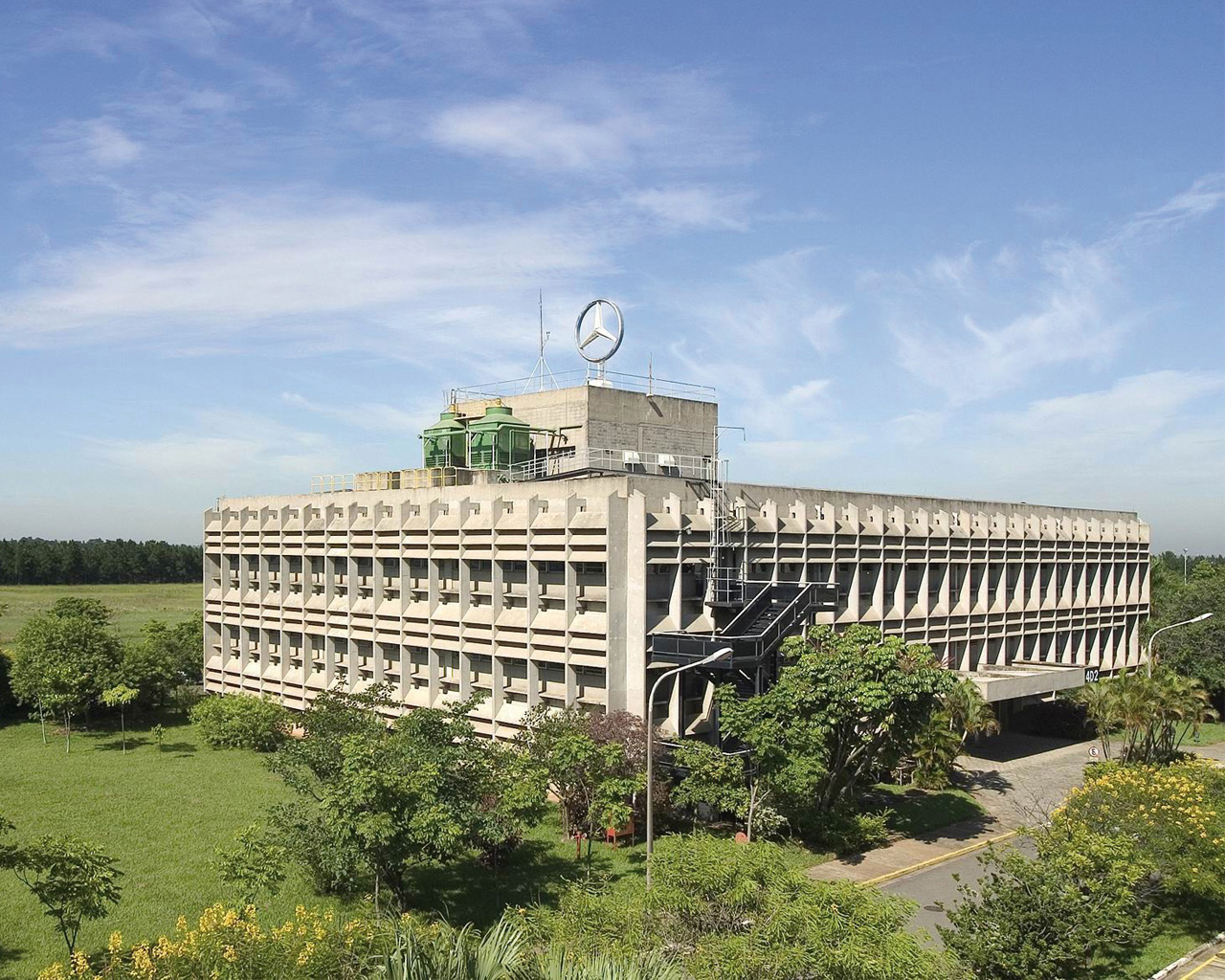 Foto do prédio principal da fábrica da Mercedes