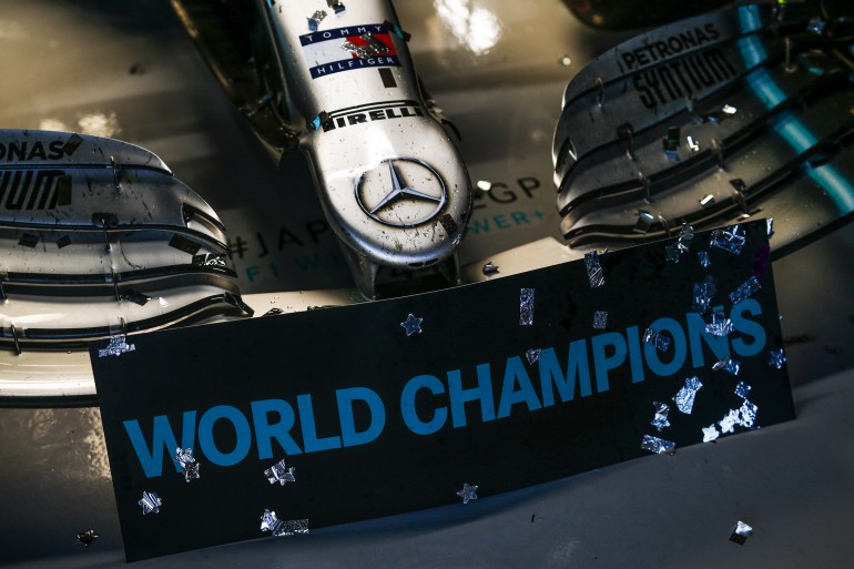 Bico e aerofólio de um carro de F1 da Mercedes-Benz com a placa de campeão mundial da temporada 2019