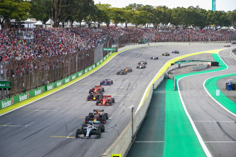 Carros de Fórmula 1 na reta do Autódromo de Interlagos noGP do Brasil 2019