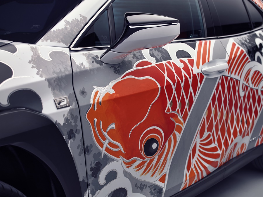 Detalhe da porta com a tatoo de um peixe laranja em destaque no Lexus UX