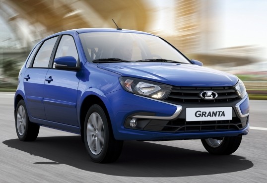 Lada Granta azul parece um misto de Renault Symbol e Sandero