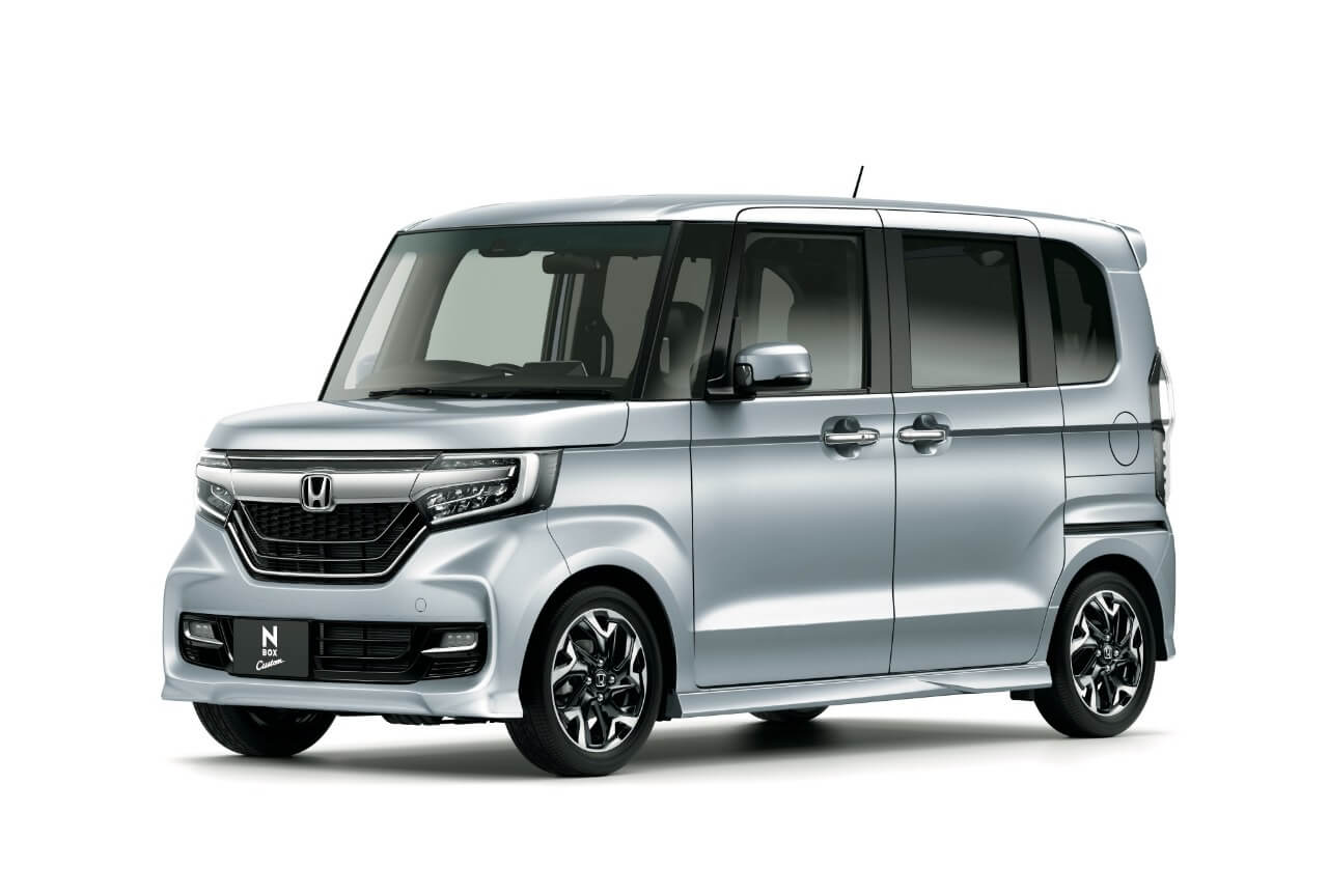 Honda N Box prata em foto de estúdio com suas formas quadradas