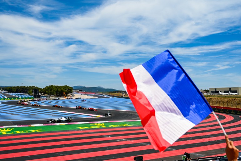 Bandeira da frança tremula na arquibancada e ao fundo a pista do circuito do Gp Da França 2019 1