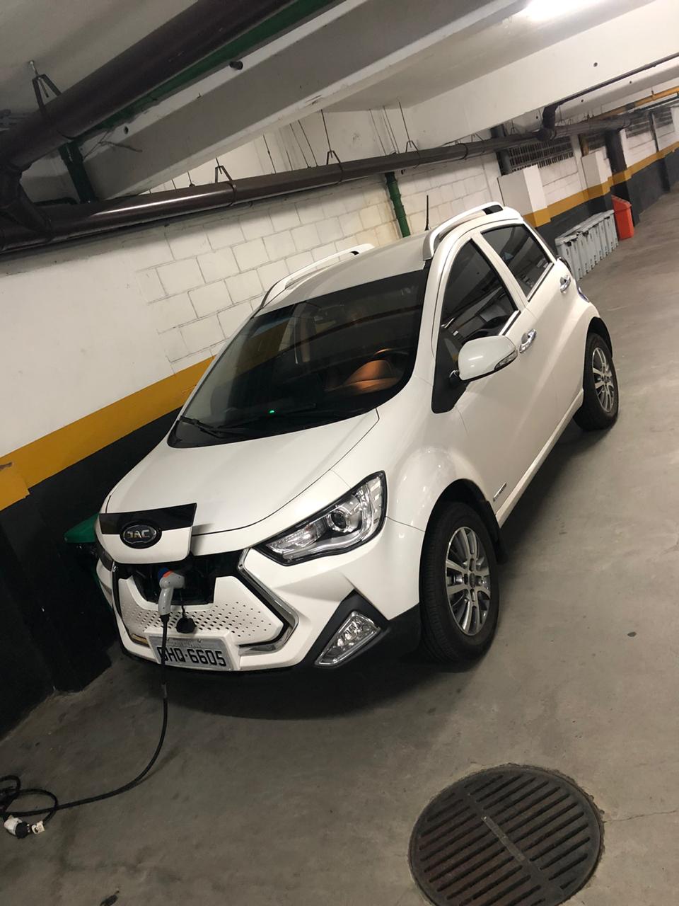 JAC iEV20 dendo recarregado