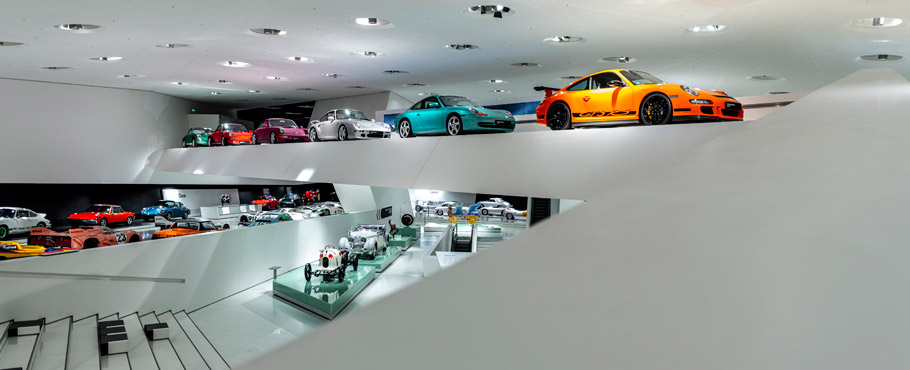 Vista panorâmica do Museu Da Porsche com carrois em dois níveis do espaço
