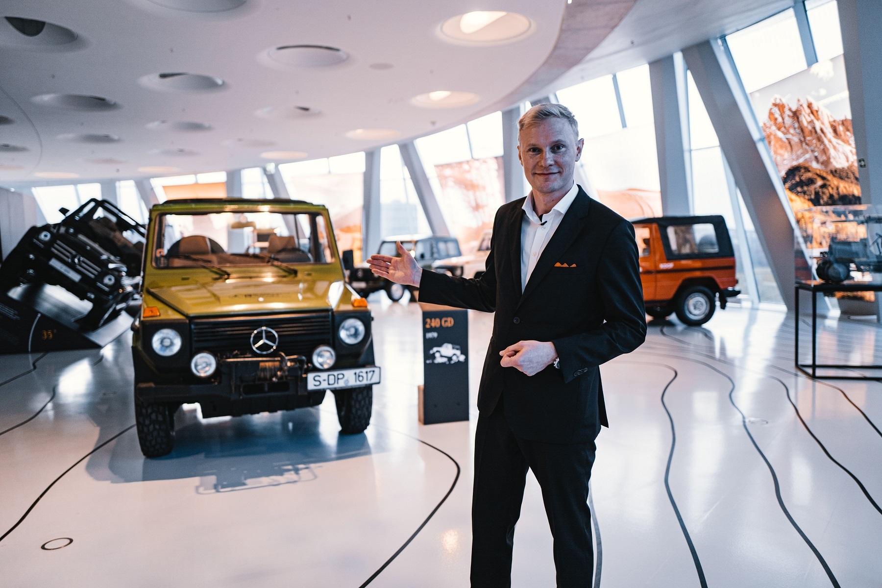 Imagem mostra homem à frente de carros do acervo da Mercedes no museu da marca alemã