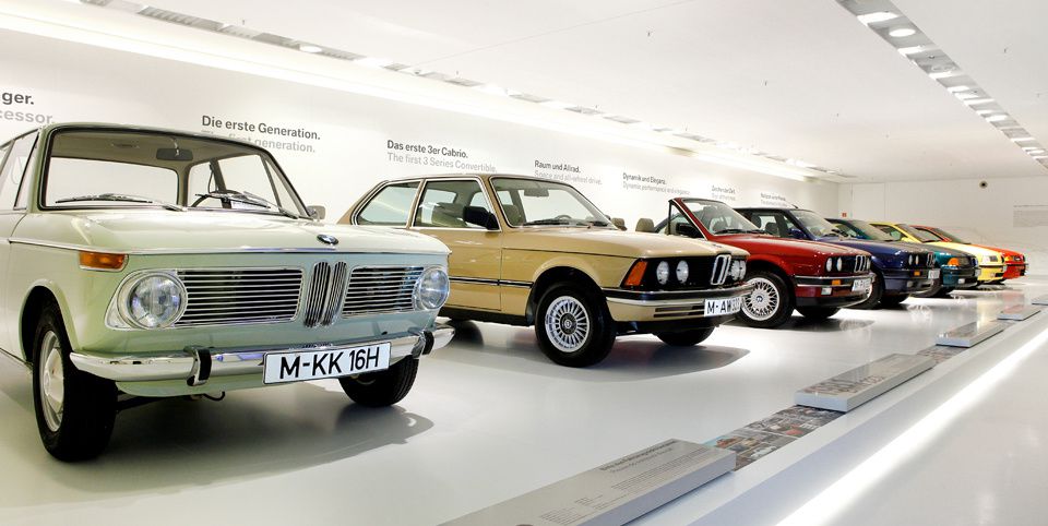 Museu da Bmw e carros antigos em exposição