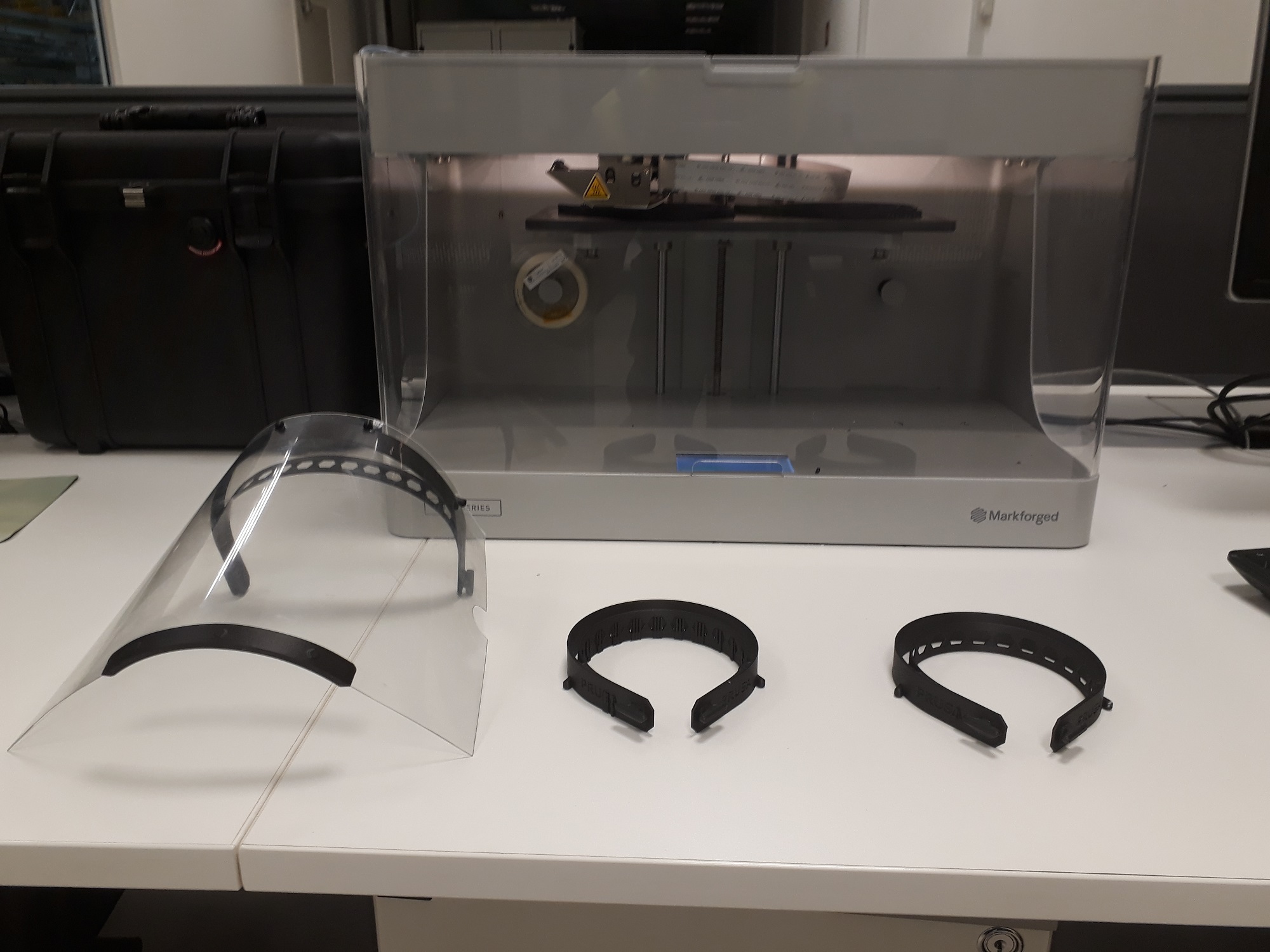 Máscaras de proteção facial de acrílico e ao funco a impressora 3d