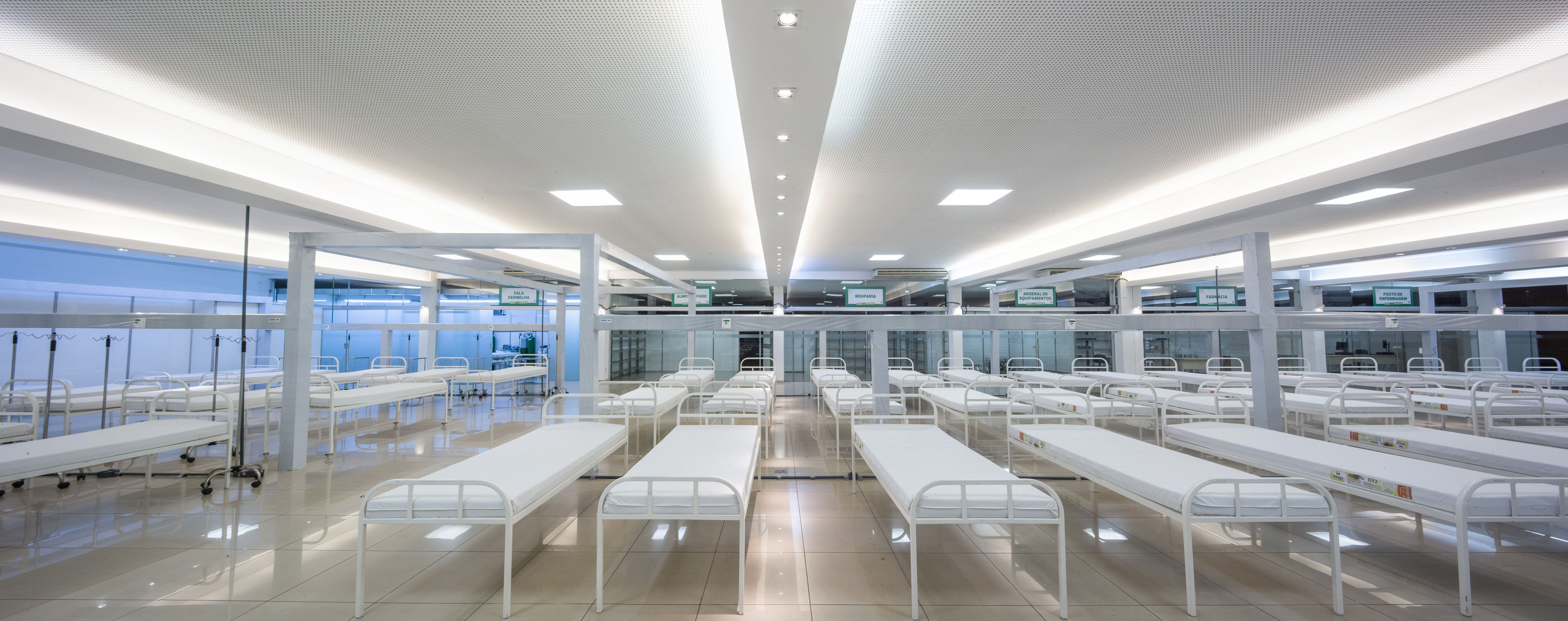 Foto mostra vários leitos dentro do Fiat Clube no Hospital De Campanha de Betim