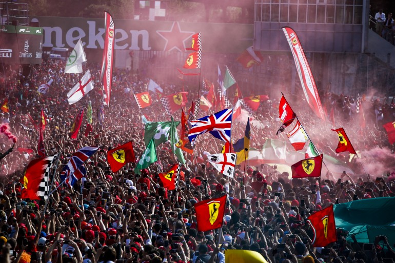 Cenenas de torcedores da Ferrari se aglomeram para comemorar a vitória da equipe italiana no Gp Da Itália 2019 1
