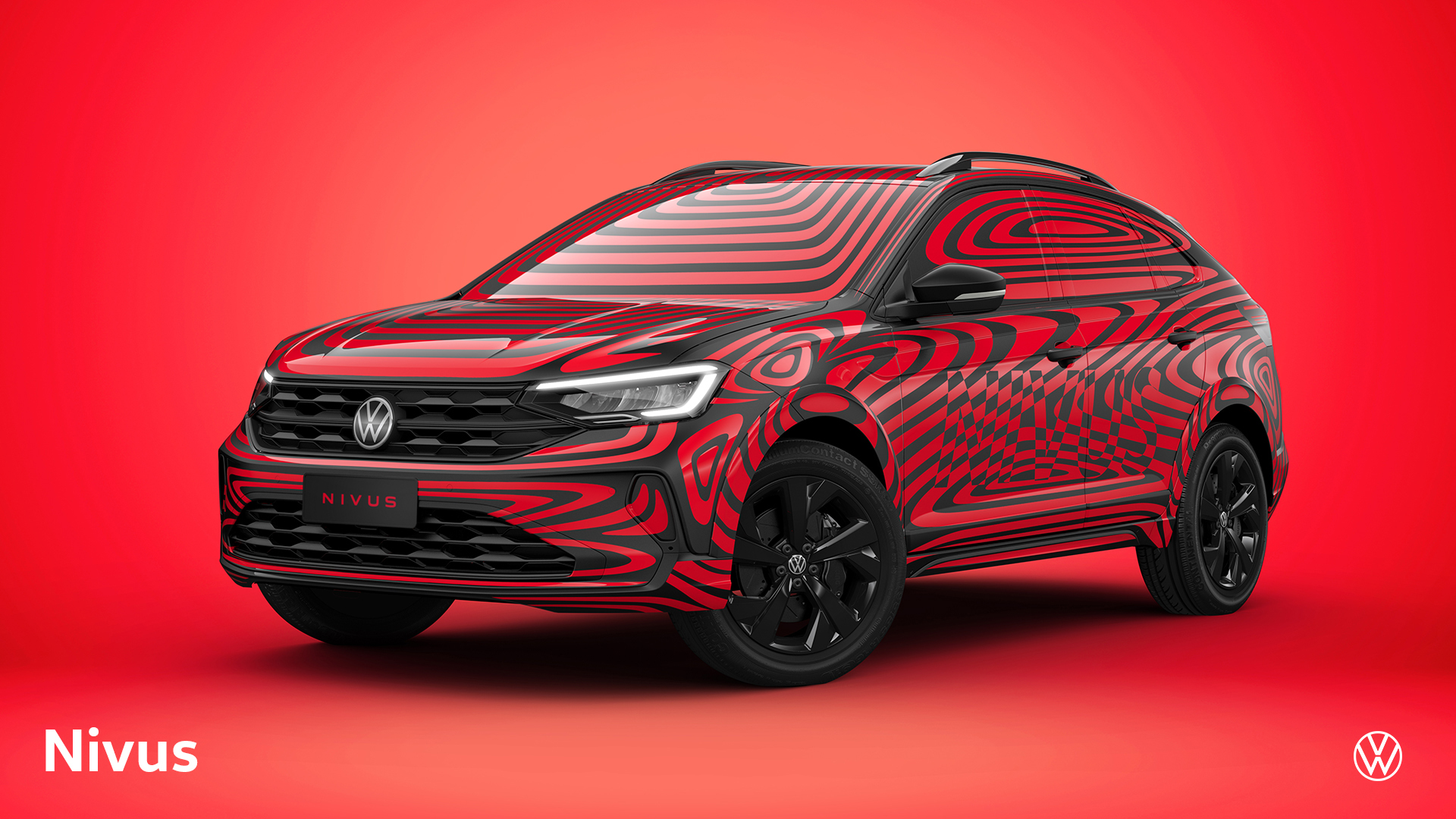 Volkswagen Nivus com camuflagem preta e vermelha em foto oficial da Volkswagen num estúdio com fundo vermelho