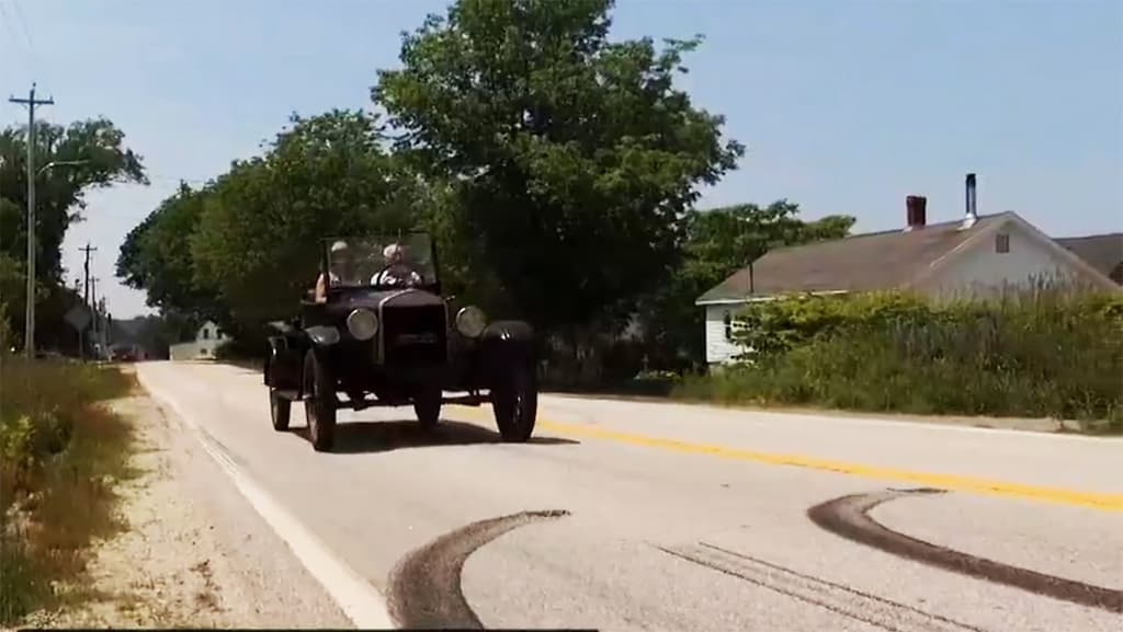  O Ford Modelo T foi o primeiro carro produzido em linha de montagem e se mantém entre os 10 modelos mais vendidos