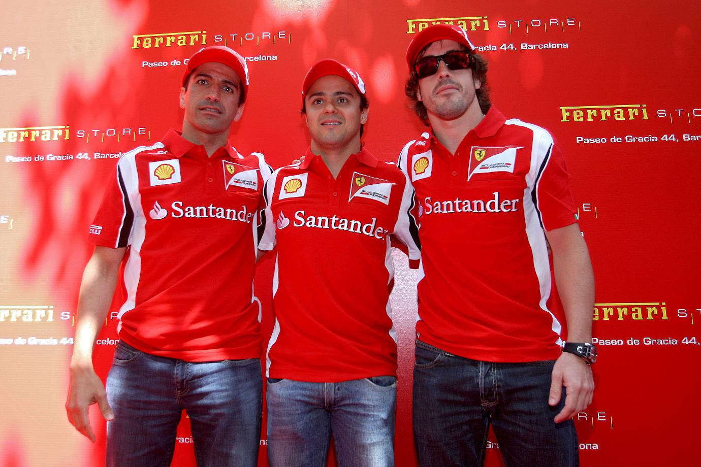 F1 Felipe Massa E Fernando Alonso posam para fotos com roupas da Ferrari