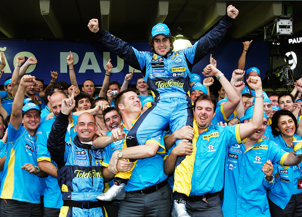Fernando Alonso é erguido por companheiros da equipe Renault para comemorar o título mundial