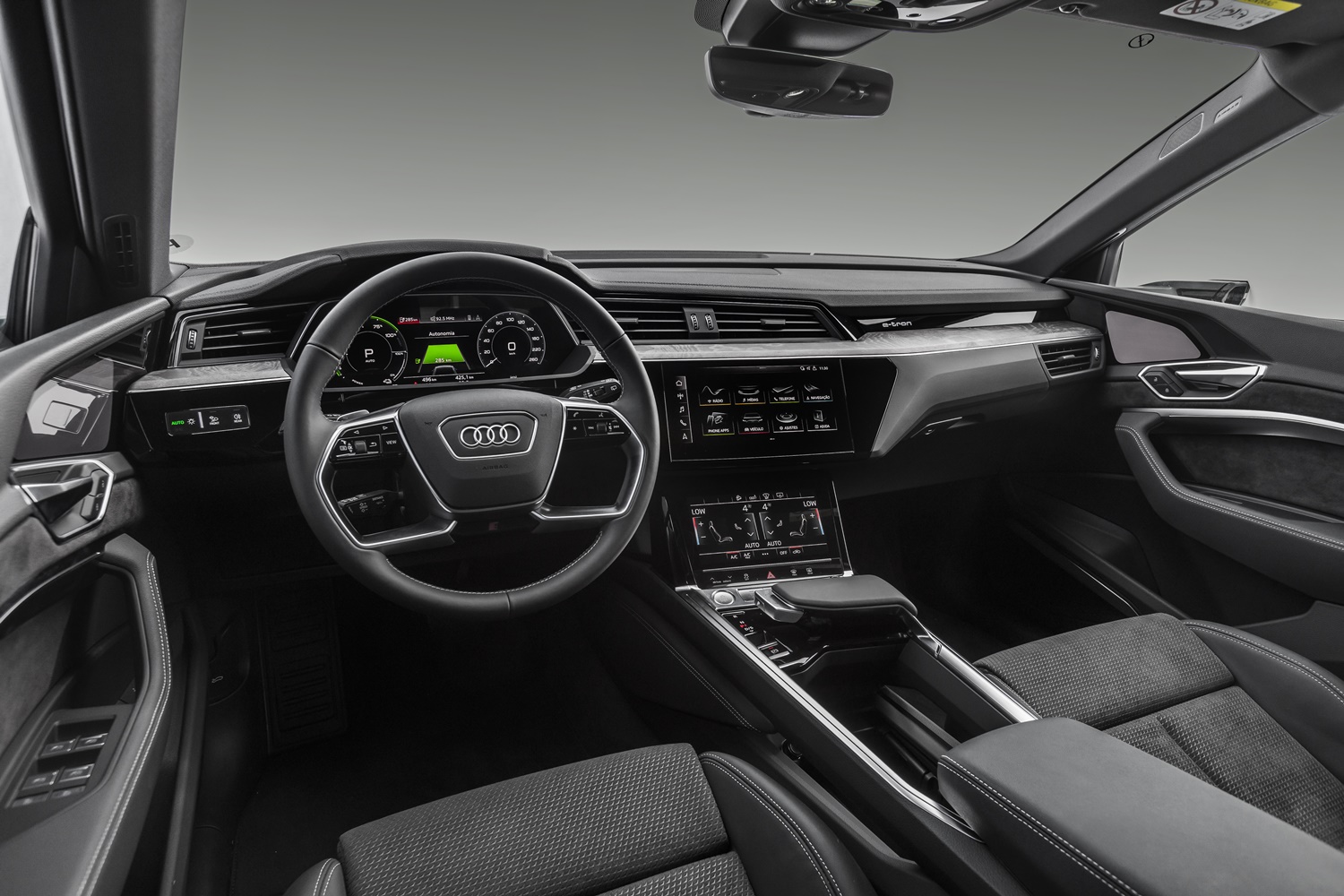 Foto da cabine do Audi e-tron mostra o painel com três telas espalhadas