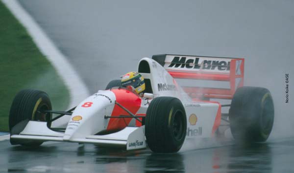 Ayrton Senna a bordo da Mclaren F1 1993 debaixo de chuva