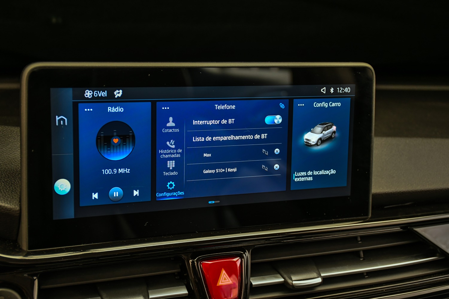 Detalhe da central multimídia no painel doJac T60