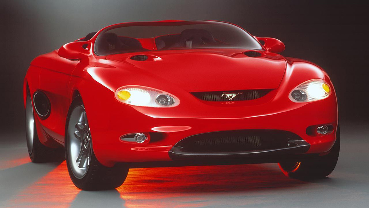 Ford Mustang Mach3 vermelho com para-brisa baixo e linhas arredondadas
