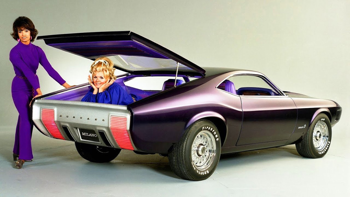 Ford Mustang Milano roxo de traseira com a tampa de trás levantada e uma modelo mulher dentro do porta-malas1970