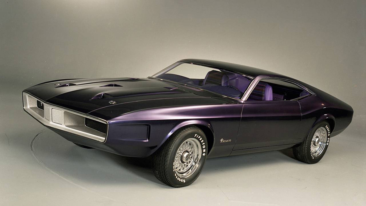 Ford Mustang Milano Concept 1970 roxo de frente com capô longo e faróis embutidos na moldura reta da frente
