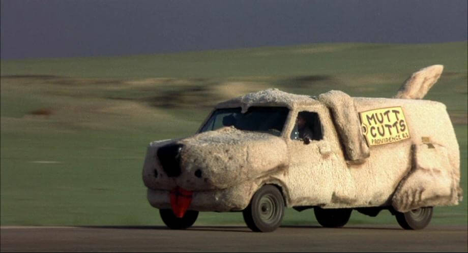 A van Ford fantasiada de cachorro em movimento na cena do filme Debi e Lóide