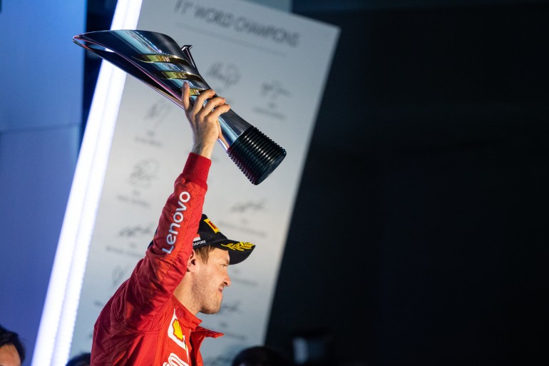 Sebastian Vettel ergue troféu no Grande Prêmio de Cingapura