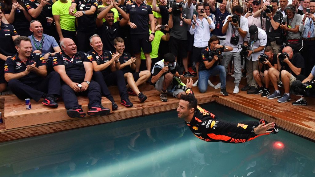 Daniel Ricciardo mergulha com roupa e tudo numa piscina durante festa da Red Bull pela vitória em Monte Carlo