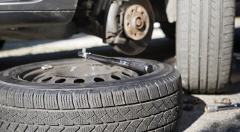 Troque um pneu de carro causado por um pneu furado usando um