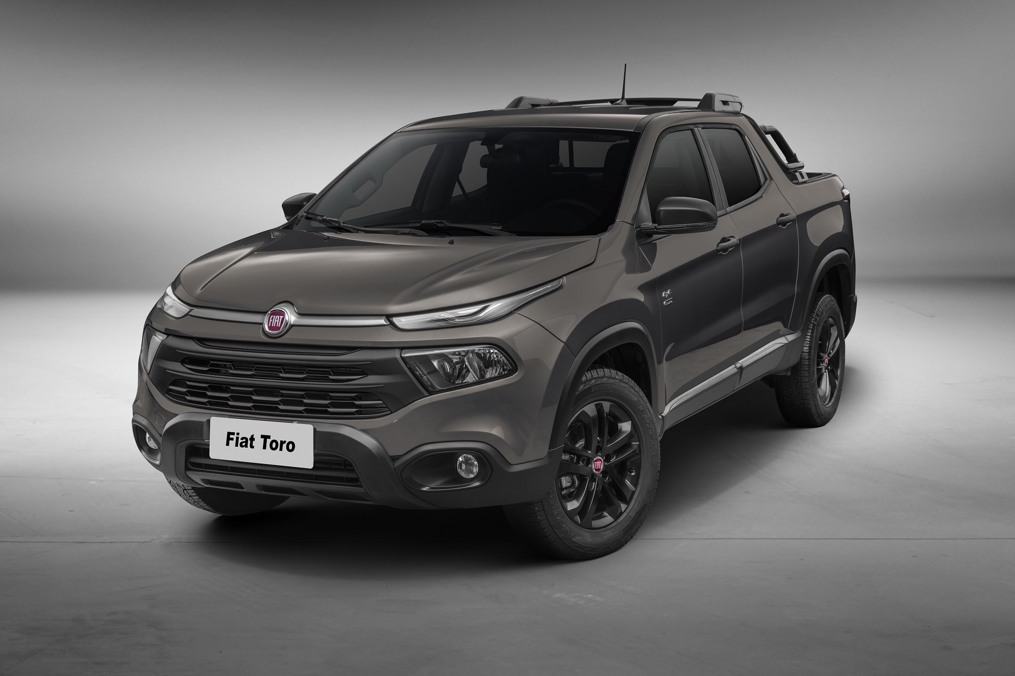 Fiat Toro Endurance 2 0 Diesel na cor cinza escuro de frente em foto de estúdio com fundo cinza