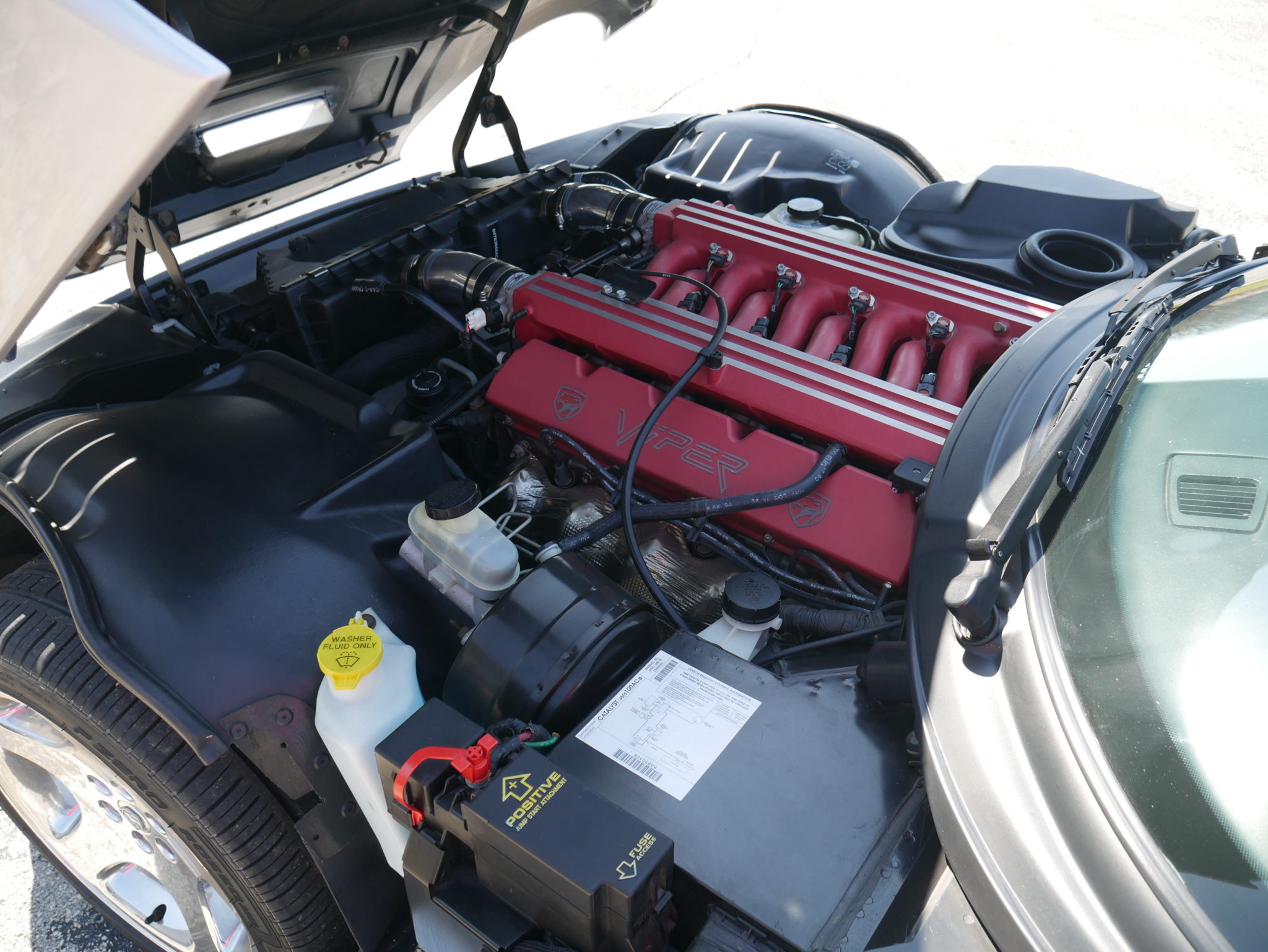 Imagem mostra motor V10 com capa vermelha do Dodge Viper