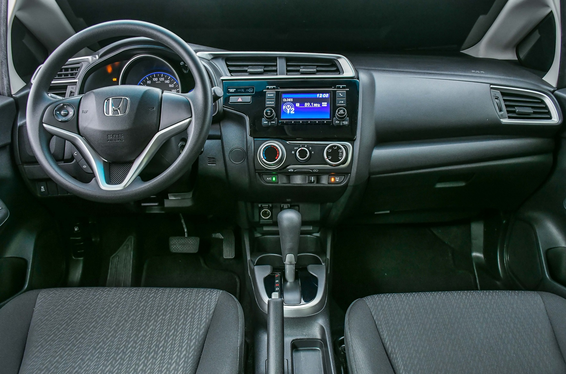  Painel do Honda Fit é sóbrio e bem construído, porém merecia mais equipamentos