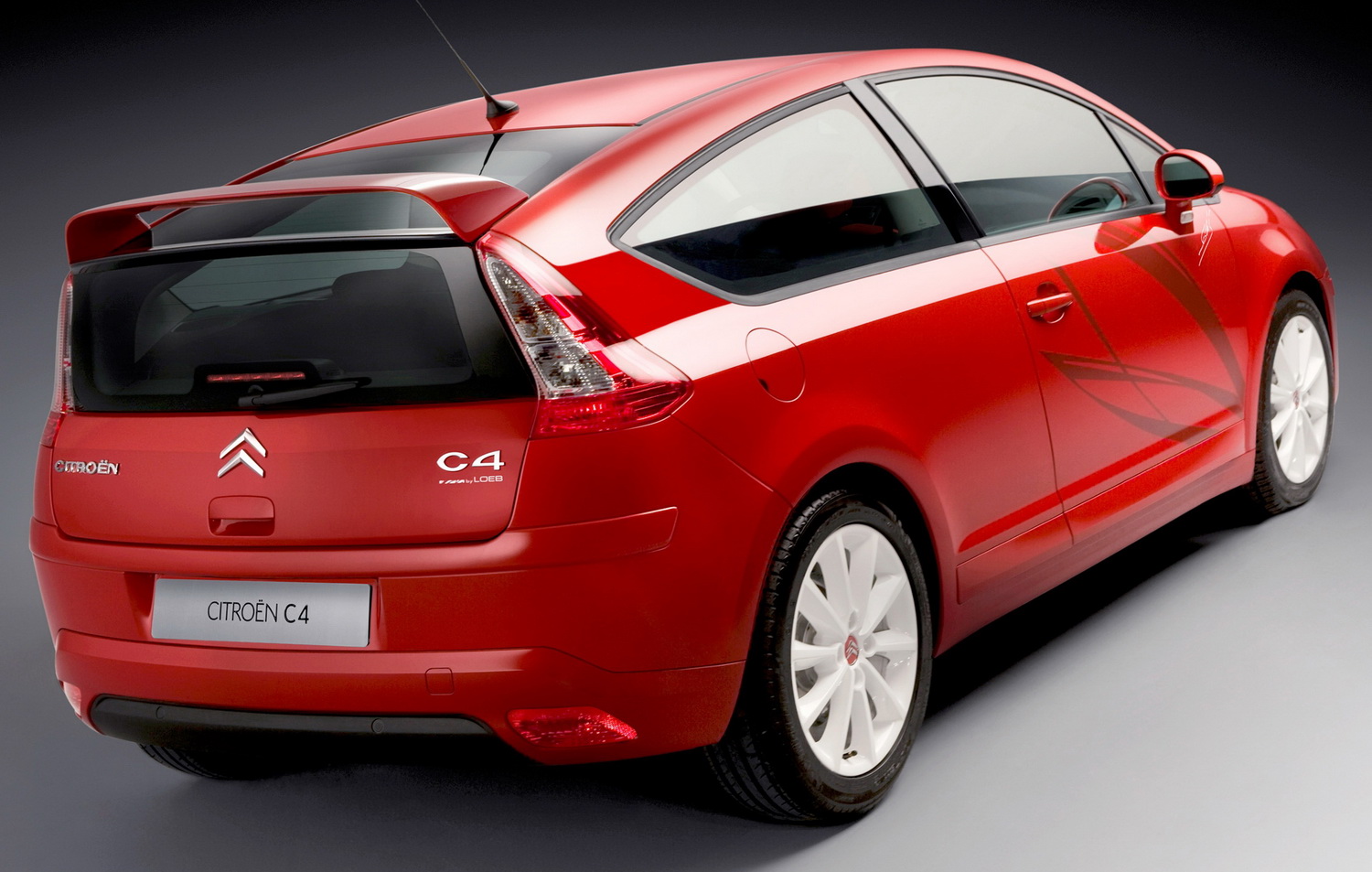 Imagem mostra série especial do C4 hatch assinada pelo pioto Loeb