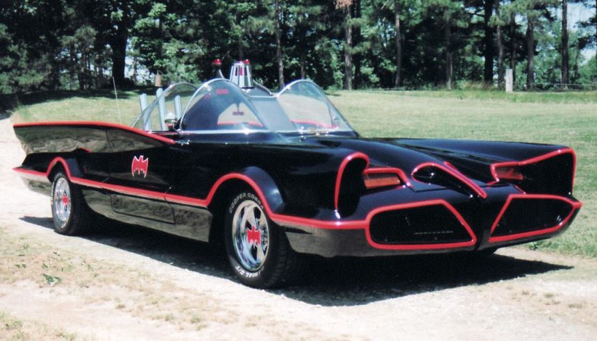 Batmóvel Lincoln Futura 1955 preto e vermelho estacionado em estrada em dia ensolarado