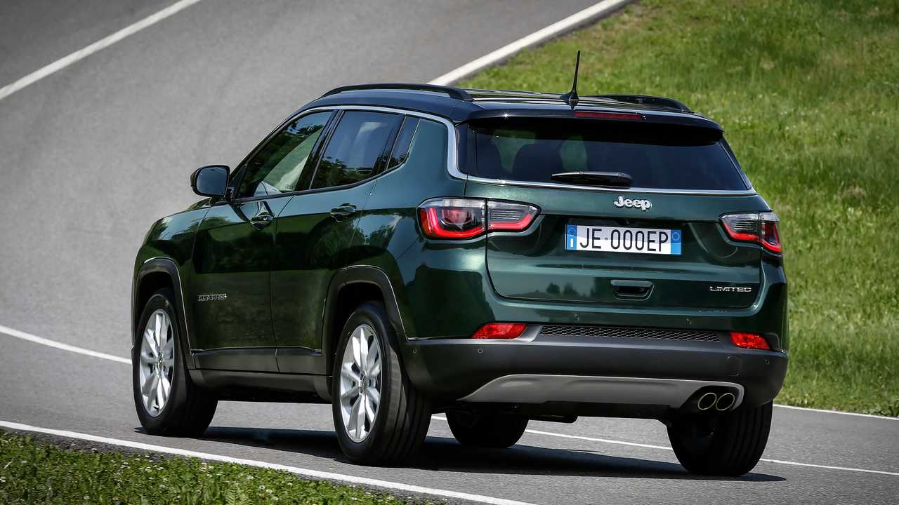 Imagem mostra um jeep compass verde de traseira