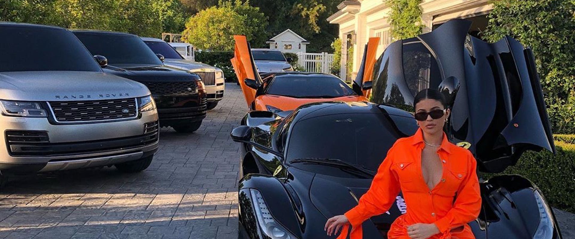  Kylie Jenner tem coleção de carros de luxo, que inclui sua Ferrari LaFerrari preta, presente do rapper Travis Scott