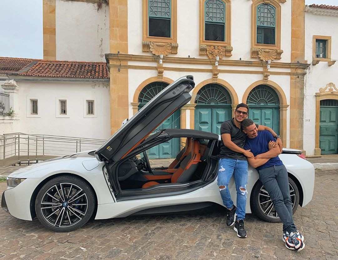 Carlinhos Maia deu um BMW i8 ao marido Lucas Guimarães