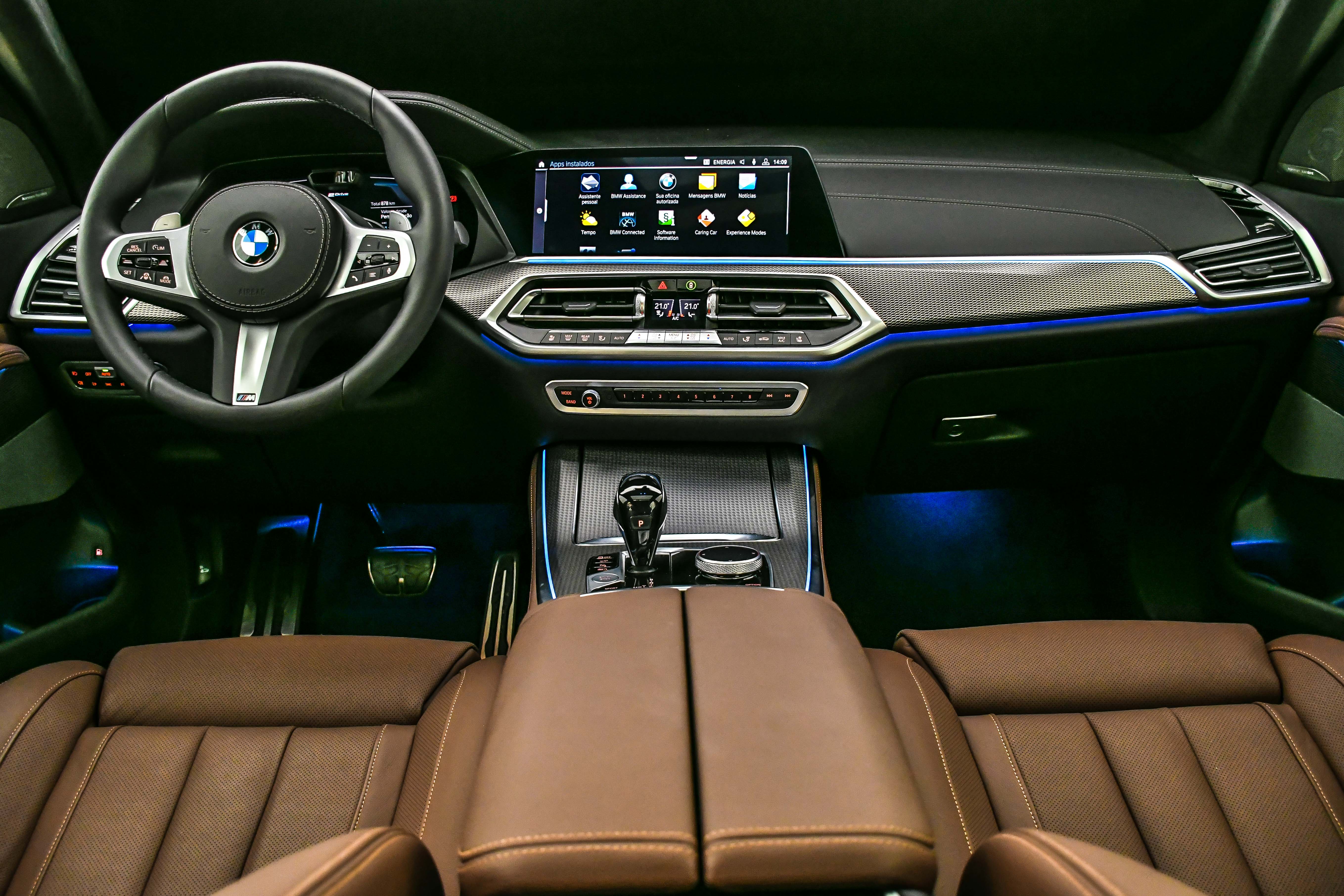  Cabine do SUV é luxuosa e recheada de materiais de extrema qualidade