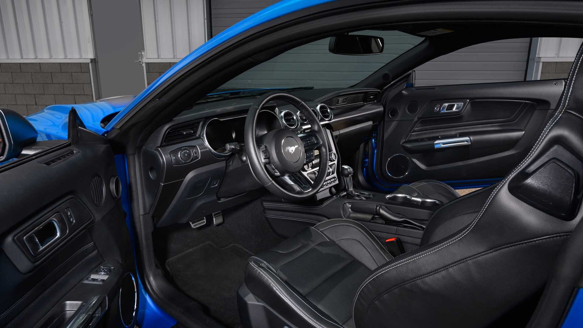  Cabine do Mustang tem diversos equipamentos de carros de luxo, mas lá nos EUA ele pode ser "depenado"