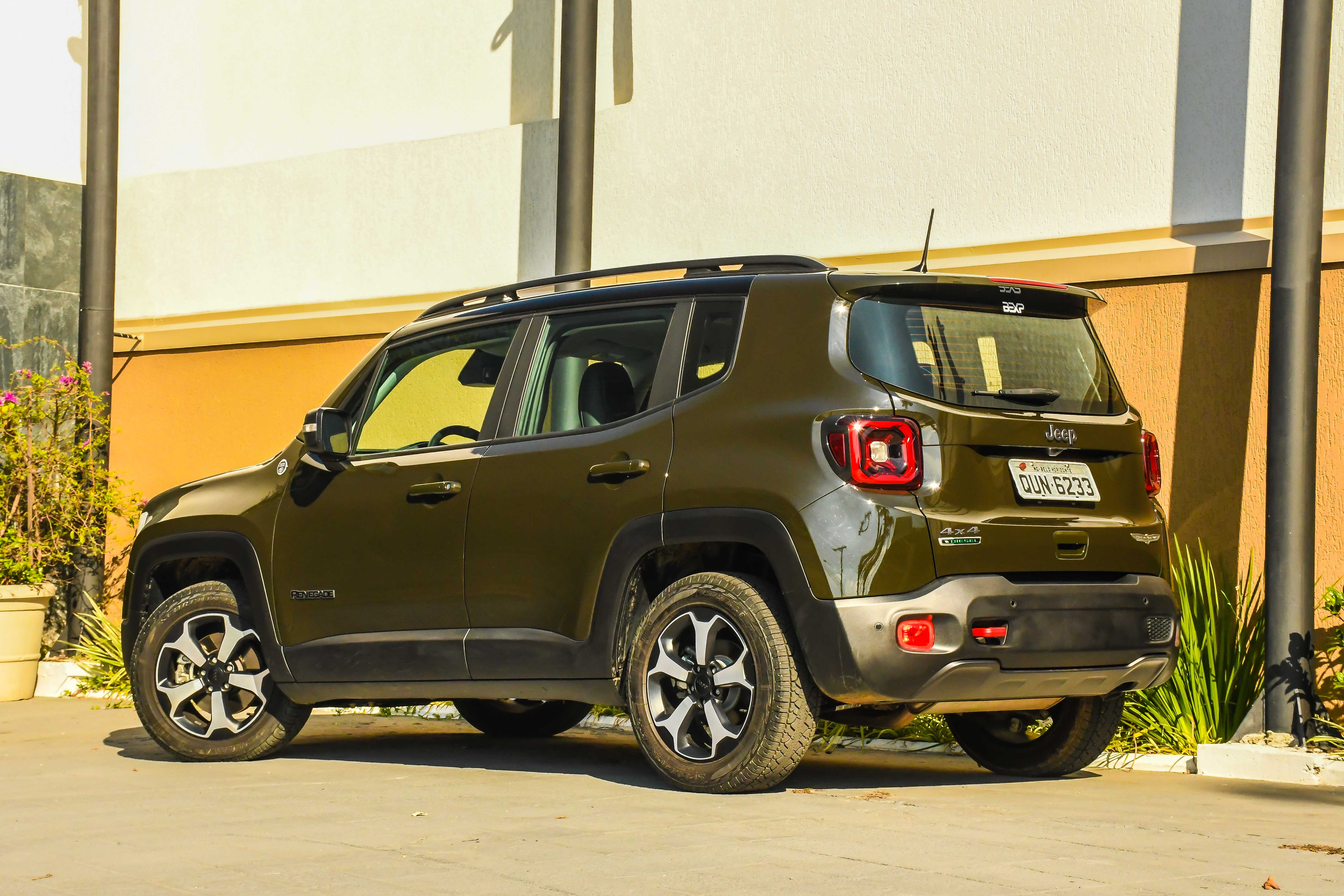  Espaço interno e porta-malas não são pontos fortes, mas não dá para esconder o estilo aventureiro do Trailhawk