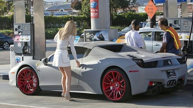 Kylie Jenner e um de seus Ferrari 458 Italia