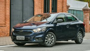 Chevrolet Joy Plus preto estacionado na rua