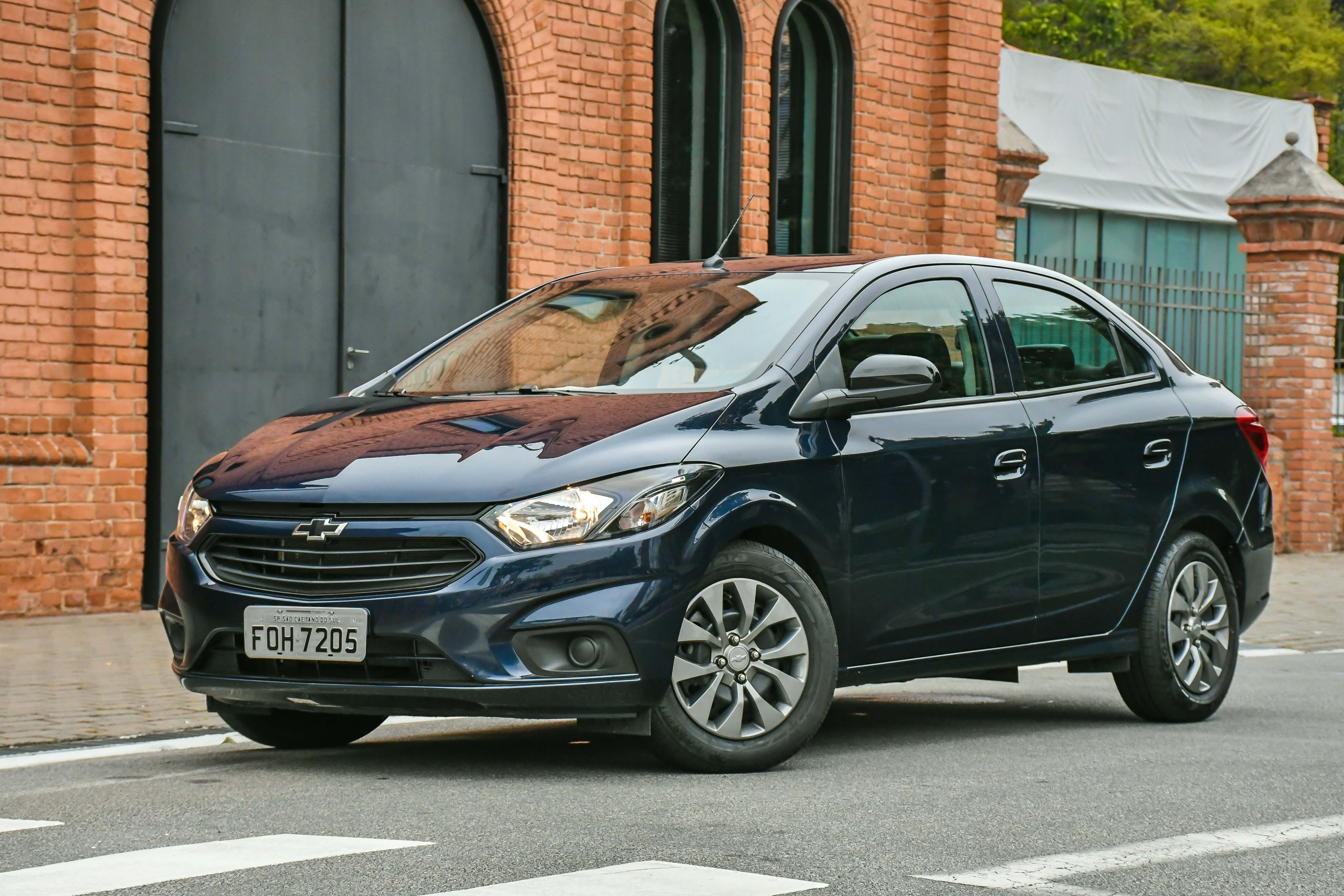 Chevrolet Joy Plus preto estacionado na rua