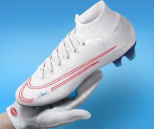 Chuteira branca da Nike inspirada no Bugatti Centodieci