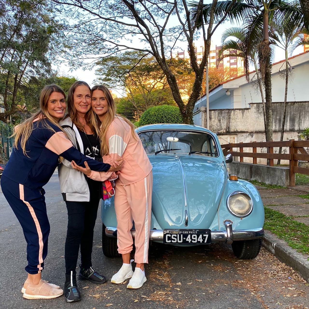 Bia e Branca Feres com seu Fusca 1968