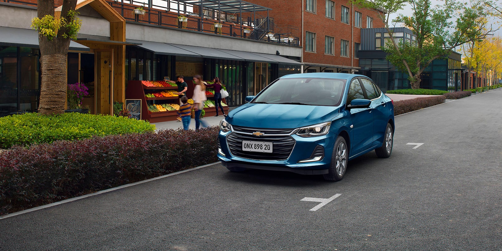 Chevrolet Onix Turbo Premier azul estacionado na rua