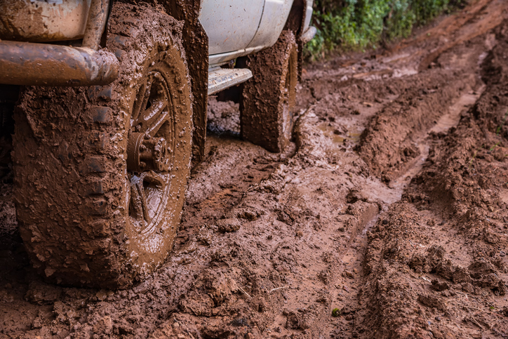 Tração de carro 4x4: off road em estrada de terra